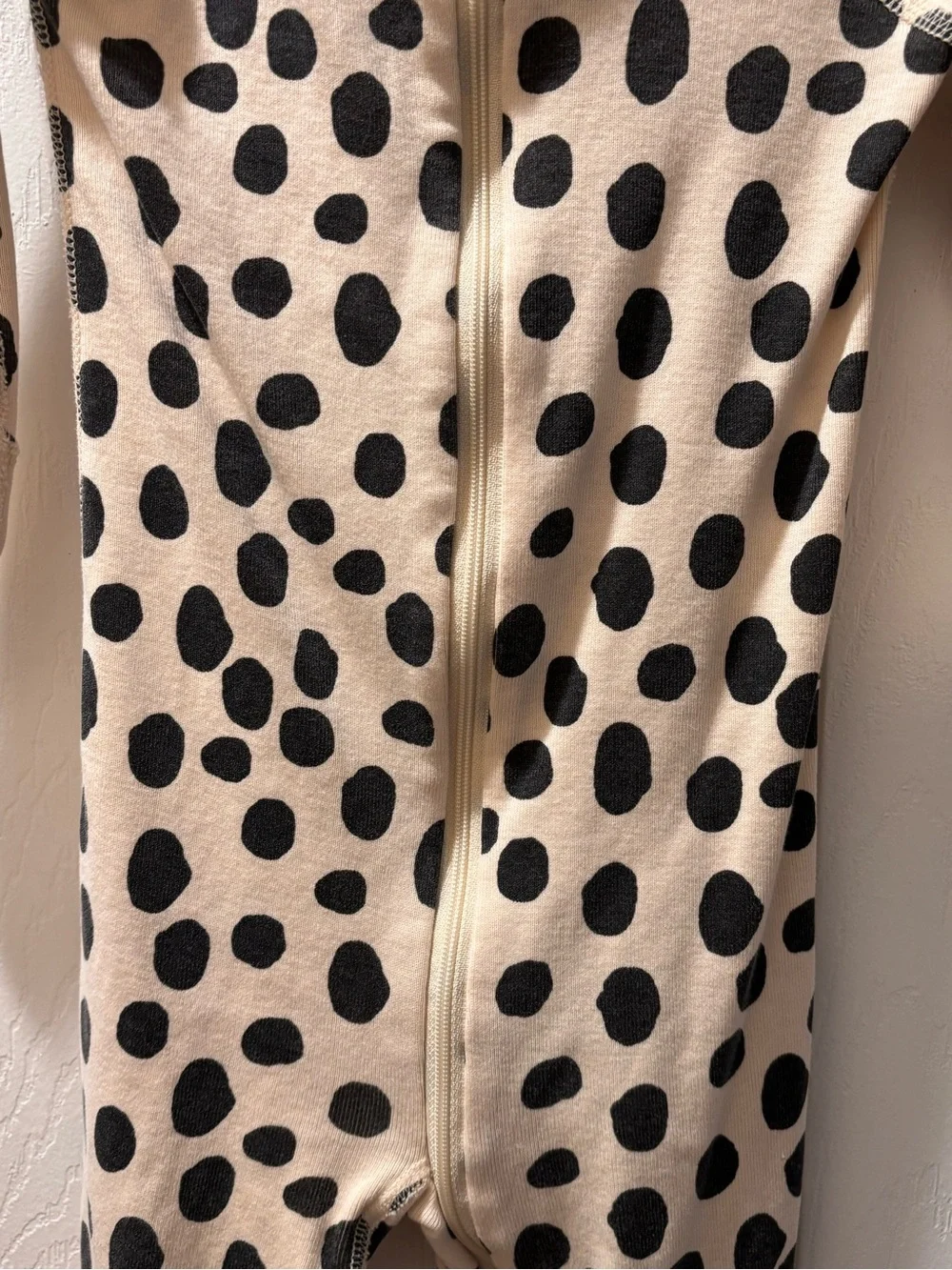 🎉 (18-24m) Hanna Andersson Beige and Black Polka Dot Zip Footie